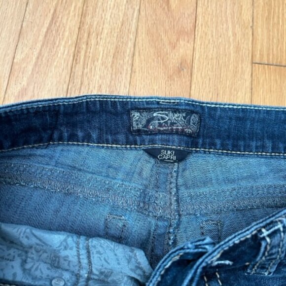 Silver Jeans (Suki Capri) Size 28, Blue - Picture 4 of 5